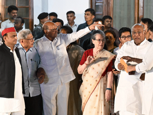Jagdeep Dhankhar Farewell; Congress BJP | India Alliance | धनखड़ के लिए फेयरवेल डिनर रखेगा विपक्ष: दावा- पूर्व उपराष्ट्रपति के जाने की संभावना कम; कांग्रेस ने संसद में विदाई समारोह की मांग की थी