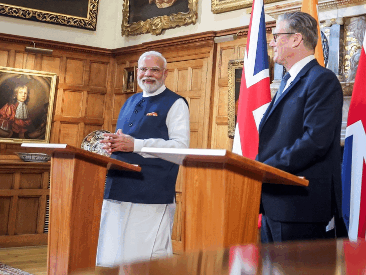 PM Modi UK visit English translator Keir Starmer speech translate | ट्रांसलेटर ब्रिटिश-PM की स्पीच का हिंदी अनुवाद करने में अटकीं: मोदी बोले- कोई बात नहीं, बीच-बीच में अंग्रेजी भी चलेगी… VIDEO