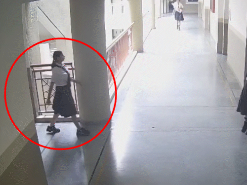 10th class student jumped from the fourth floor in Ahmedabad | अहमदाबाद में 10वीं की छात्रा के सुसाइड का VIDEO: क्लास से चाबी का छल्ला घुमाते हुए निकली, चौथी मंजिल की लॉबी से छलांग लगाई