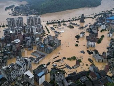 A province in China receives a year’s worth of rain in one day | चीन के राज्य में 24 घंटे में सालभर जितनी बारिश: सड़क-घर डूबे, रेड अलर्ट जारी; 19 हजार लोगों को रेस्क्यू किया