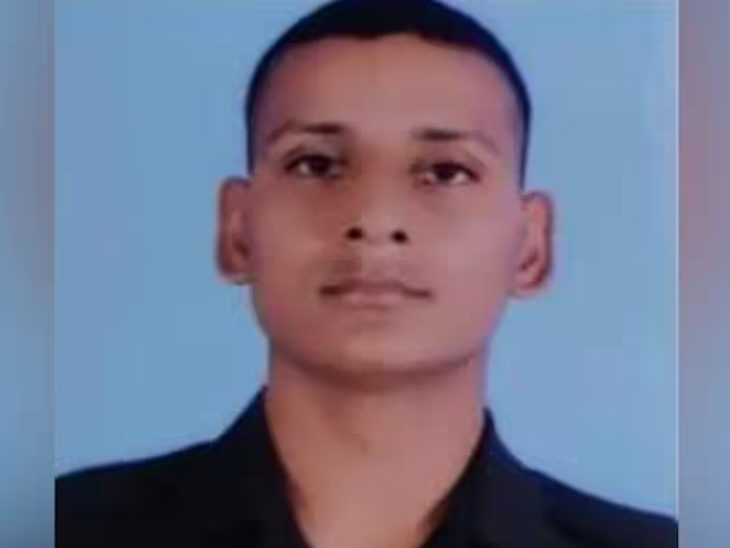 Jammu Kashmir Landmine Blast Photos Update; JCO | Poonch | जम्मू-कश्मीर में LOC के पास लैंडमाइन ब्लास्ट: अग्निवीर शहीद, 2 जवान घायल; क्रॉस फायरिंग में युवक की मौत, परिवार का प्रदर्शन; सीएम बोले- बेहद दुर्भाग्यपूर्ण