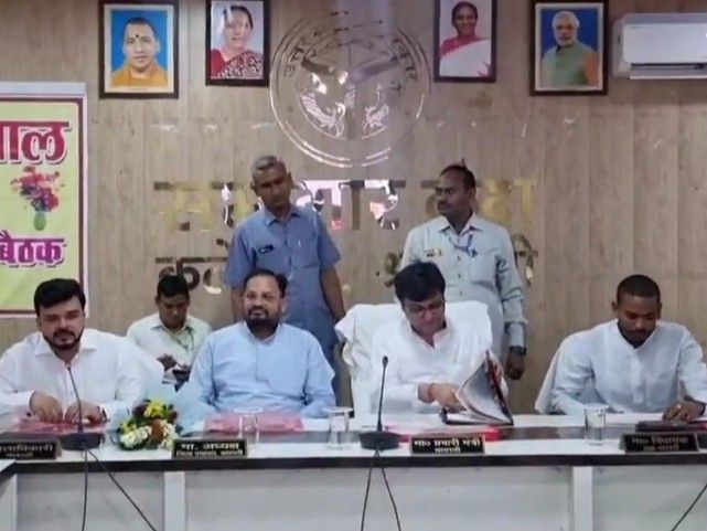 Meeting chaired by Minister in charge in Bhinga | भिनगा में प्रभारी ...