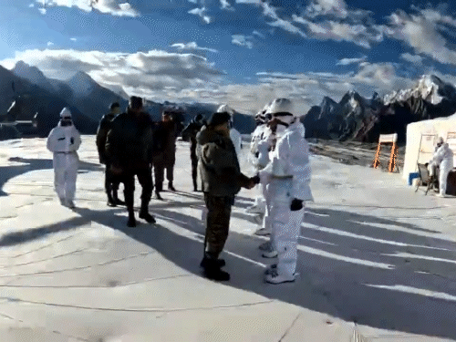 COAS General Upendra Dwivedi’s visit to Siachen | आर्मी चीफ उपेन्द्र द्विवेदी का सियाचिन दौरा: J&K राइफल्स की उसी बटालियन के जवानों से मिलकर भावुक हुए, जिसके कभी अधिकारी रहे थे