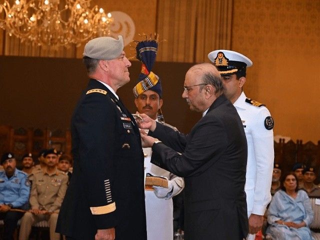 Pakistan US Vs FATF Grey List; CENTCOM Michael Kurilla | Asif Ali Zardari | अमेरिकी जनरल कुरिल्ला को PAK का सबसे बड़ा सैन्य सम्मान: पाकिस्तान को आतंकवाद से लड़ने वाला कहा था, भारत ने विरोध जताया था