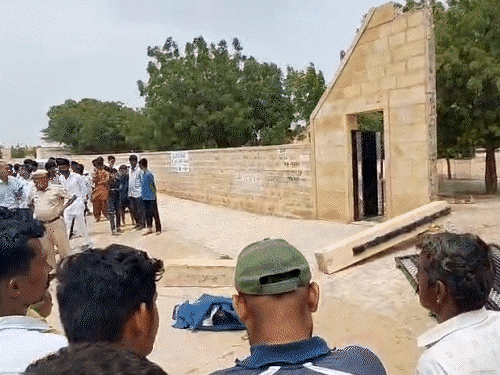 Jaisalmer Girls School Tragedy | Rajasthan Balika Vidyalaya | जैसलमेर में स्कूल का गेट गिरने से छात्र की मौत: टीचर के भी सिर-पैर में आई चोट; परिजनों का आरोप- काफी समय से जर्जर था – Jaisalmer News