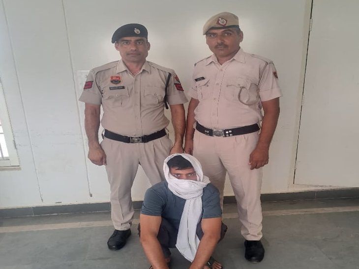 चरखी दादरी में शराब तस्कर गिरफ्तार:पुलिस को देख गाड़ी छोड़कर भागा, 8 पेटी बरामद; दिल्ली से चोरी किया था वाहन- INA NEWS