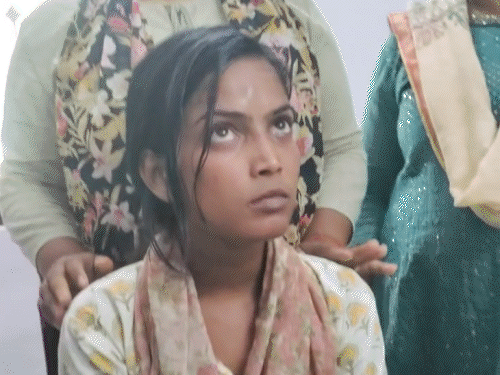 girl who met rahul gandhi in gaya alleged police for beating her in patna | राहुल गांधी से मिलने वाली रिया के साथ मारपीट: कहा- पुलिस ने घर में घुसकर प्रेग्नेंट महिलाओं को पीटा; पुलिस बोली- आरोपी को खोजने गए थे – Patna News