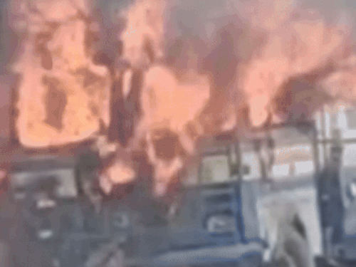 Amritsar Two Youths Burnt Alive Video Petrol Tanker Tyre Burst Collide Car News Update | पंजाब में जिंदा जले कार सवार दो लोग, VIDEO: टायर फटने से हाईवे पर बेकाबू हुआ पेट्रोल टैंकर; टक्कर लगने से कार में आग लगी – Amritsar News