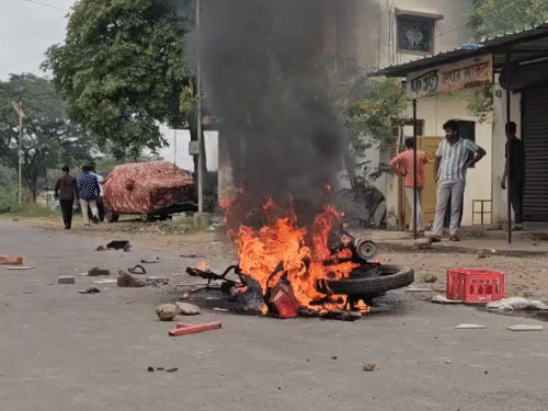 Pune Violence Video Update; Mosque Stone Pelting | Chhatrapati Shivaji Maharaj | पुणे के दौंड में आपत्तिजनक पोस्ट के बाद तनाव: धार्मिक स्थल पर पथराव, गाड़ियों को आग लगाई; शिवाजी महाराज के अपमान में प्रदर्शन हो रहा था