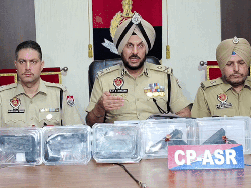 Two Pakistan Based International Arms Smuggling Modules Arrested ; Glock Pistol Recovery | Amritsar | अमृतसर में हथियारों की बड़ी खेप पकड़ी: पाकिस्तान से मंगवाए थे ग्लॉक पिस्टल; 4 दबोचे गए, ISI कनेक्शन की जांच जारी – Amritsar News