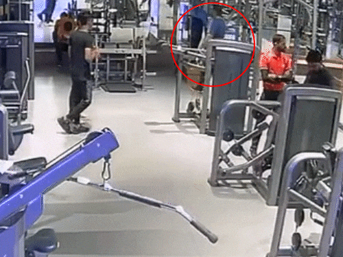 Pune Gym CCTV Footage; Heart Attack Death | Milind Kulkarni | पुणे की जिम में वर्कआउट के बाद हार्ट अटैक: सेशन के बाद युवक ने पानी पिया और बेहोश होकर जमीन पर गिरा; मौत