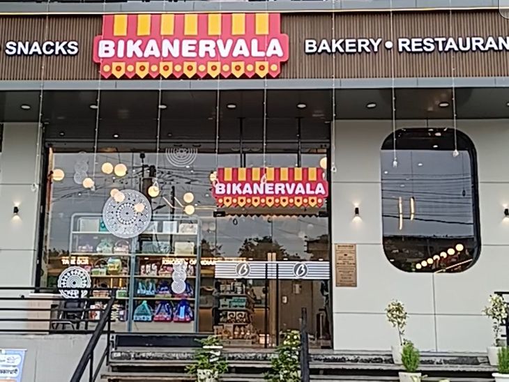 जबलपुर में बीकानेर स्वीट्स पर निगम ने की तालाबंदी:  महापौर के पहुंचते ही कर्मचारियों ने रोकी कार्रवाई; बोले-मैं तो मिठाई खाने आया – Jabalpur News