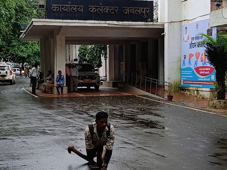 इलेक्ट्रिक साइकिल लेने 50किमी से आया छात्र खाली हाथ लौटा:  विभाग ने कहा-साइकिल में तकनीकी खामी, बाद में बांटेंगे – Jabalpur News