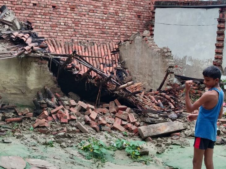Poor man's house collapsed due to heavy rain in Bhadohi | भदोही में ...