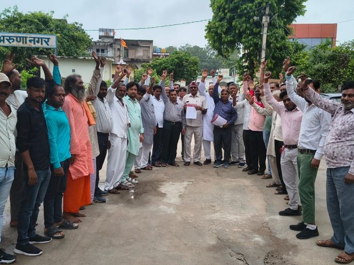 निषाद पार्टी कार्यकर्ताओं ने सड़कों पर किया प्रदर्शन:  मझवार तुरैहा को एससी आरक्षण देने की मांग, एटा में विधायकों को सौंपा ज्ञापन – Etah News