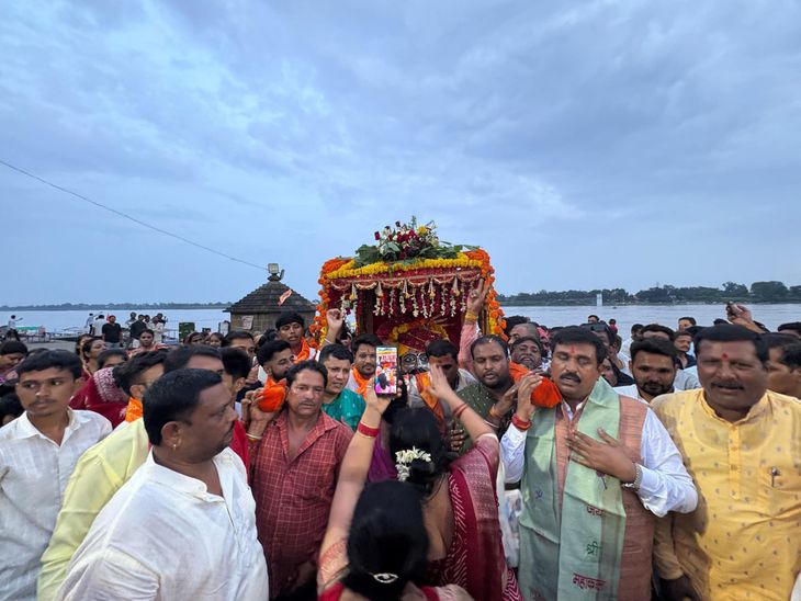 महेश्वर में काशी विश्वनाथ ने किया नौका विहार:  रात में झावरे परिवार के घर पर विश्राम करेंगे बाबा, विधायक राजकुमार मेव रहे मौजूद – Maheshwar News