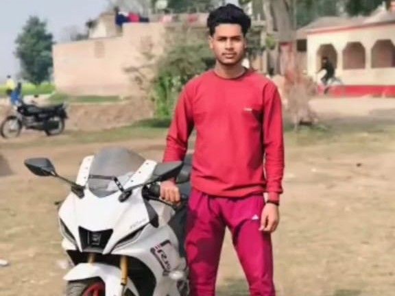 पिकअप की टक्कर से घायल बीए छात्र की मौत:  गोपालगंज में दोस्तों के साथ कोचिंग से लौट रहा था, गोरखपुर में इलाज के दौरान तोड़ा दम – Gopalganj News