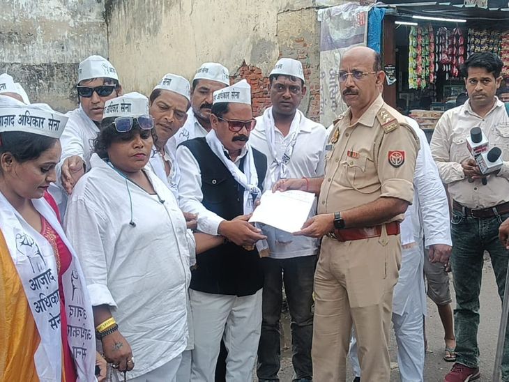Police stopped the workers of Azad Adhikar Sena