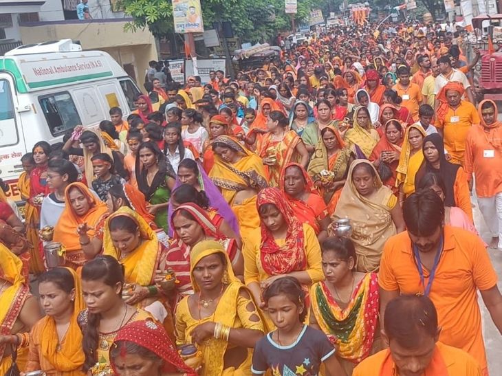 Crowd of Kanwariyas on the last Monday of Sawan in Gorakhpur