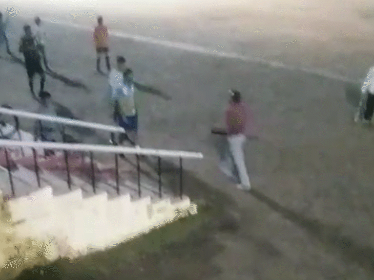 उमरिया स्टेडियम में शिक्षक ने बच्चों को गालियां दीं, धमकाया:  हॉकी खेल रहे खिलाड़ी को चोट लगने पर भड़के; डीईओ ने दिया नोटिस – Umaria News