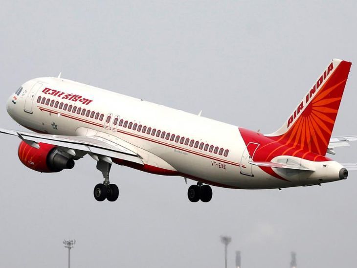 एअर इंडिया की सैन फ्रांसिस्को-मुंबई फ्लाइट में कॉकरोच मिले:केबिन क्रू ने यात्रियों की सीट बदली; एयरलाइन बोली- कीड़े कभी-कभी विमान में घुस जाते हैं- INA NEWS