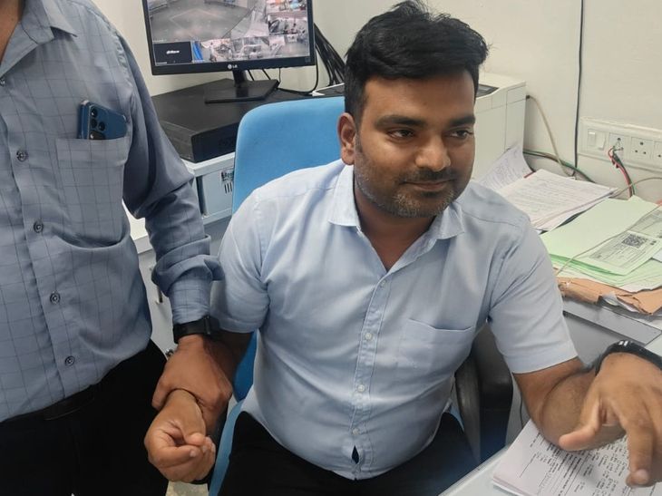 केनरा बैंक का मैनेजर 5 हजार की रिश्वत लेते धराया:  दूध डेयरी स्कीम में 6 लाख का लोन कराने के बदले मांगे थे 75 हजार रुपए – Khandwa News