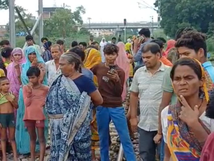 An old man died after being hit by a train in Hardoi
