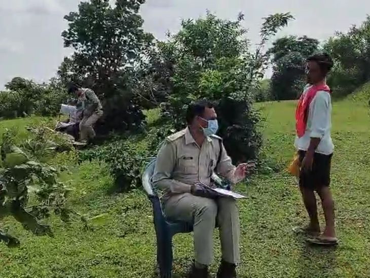 सिवनी में पेड़ पर लटका मिला युवक का शव:  गमछे से बंधी थी 5 दिन पुरानी लाश, पुलिस ने फोटो जारी कर लोगों से मांगी जानकारी – Seoni News