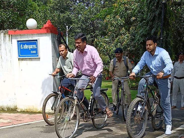 सतना कलेक्टर समेत कई अधिकारी साइकिल से पहुंचे दफ्तर:  ढाई किलोमीटर की दूरी 23 मिनट में की पूरी; हर मंगलवार होगा ‘साइकल डे’ – Satna News