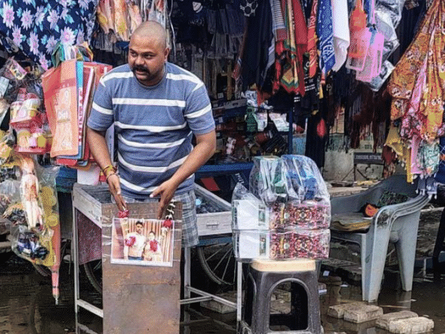 Shopkeepers angry with the filth paid tribute to the Municipal Chairman