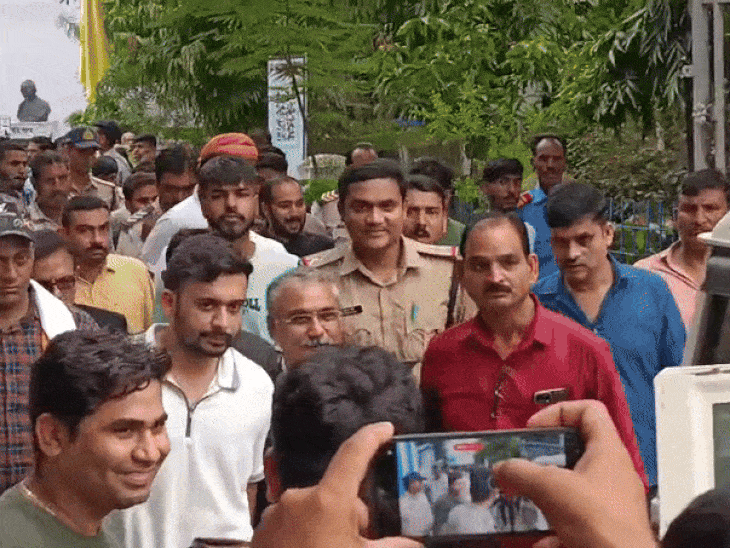जबलपुर में भाजयुमो के कार्यकारिणी सदस्य कार्यक्रम से अरेस्ट:  मानव घनघोरिया पर अवैध वसूली और मारपीट के आरोप, तीन साथी भी पकड़े गए – Jabalpur News