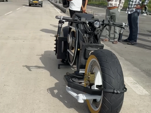 3 students from Surat designed AI super bike | सूरत के 3 स्टूडेंट्स ने बनाई AI सुपर बाइक: 50% पुर्जे कबाड़ से और बाकी के खुद ही तैयार किए, 1.80 लाख रुपए आई लागत
