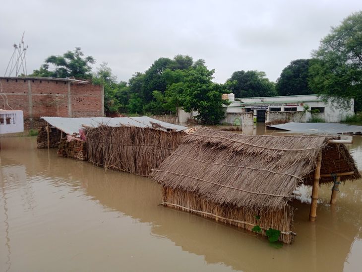 A dozen villages became islands due to flood in Ballia | बलिया में बाढ़ ...