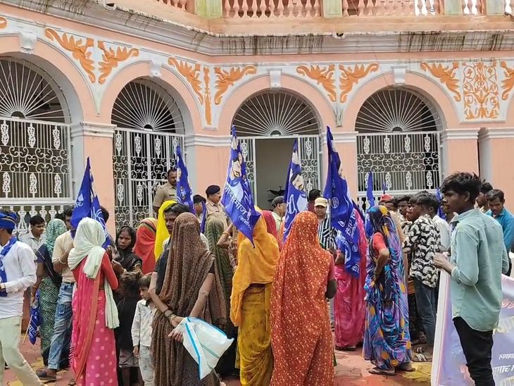 शिवपुरी के गांव में 8 महीने से बिजली नहीं:  बच्चों की पढ़ाई, पीने के पानी की समस्या से जूझ रहे लोग; आदिवासियों ने कलेक्टर से की शिकायत – Shivpuri News