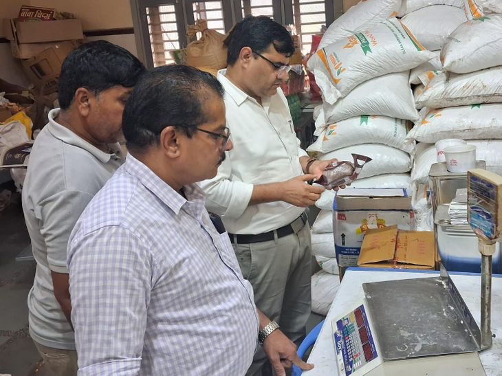 नीमच में त्योहार पर जागे खाद्य अधिकारी:  मनासा में 4 मिठाई दुकानों से लिए मावा और बेसन लड्डू के सैंपल – Neemuch News