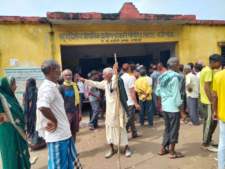 Farmers are troubled by the chaos in fertilizer distribution in Rudauli