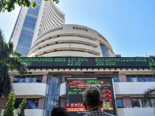 सेंसेक्स में 300 अंक की गिरावट:  80,300 पर कारोबार कर रहा, निफ्टी भी 100 अंक फिसला; बैंकिंग और ऑटो शेयर्स में गिरावट