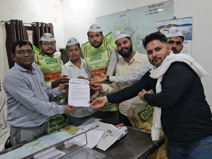 खाद संकट पर अनोखा प्रदर्शन:  बोरी पहनकर एसडीएम ऑफिस पहुंचे आप कार्यकर्ता, यूरिया-डीएपी की कमी दूर करने की रखी मांग – Satna News