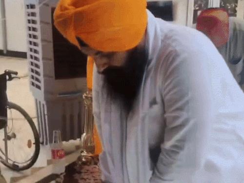 मंत्री बैंस ने शीशगंज गुरुद्वारा साहिब में जूते किए साफ:श्री अकाल तख्त की सजा पूरी करने पहुंचे दिल्ली; शहीदी समारोह में कराया था नाच-गाना- INA NEWS