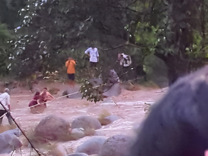 कांगड़ा में खड्ड में फंसे दंपती का सफल रेस्क्यू:SDRF और सेना ने बचाई जान, दिल्ली से वीडियो कॉल के जरिए मंत्री ने संभाला मोर्चा- INA NEWS