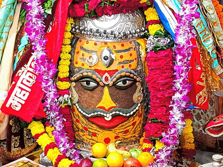 गुरुवार भस्म आरती दर्शन:  त्रिनेत्र धारी भगवान महाकाल का चंदन, भांग और रजत मुकुट अर्पित कर राजा स्वरूप श्रृंगार – Ujjain News