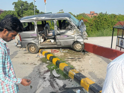 हरियाणा में स्कूल वैन-क्रेटा कार की टक्कर:20 मीटर तक घिसटी, फिर बीच रोड पर पलटी; ड्राइवर समेत 6 बच्चे घायल, एक बच्ची गंभीर- INA NEWS