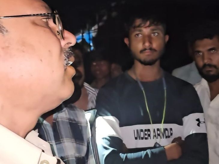 छिंदवाड़ा में ग्रामीणों ने पकड़े रेत से भरे तीन डंपर:  एक में मुरम की रॉयल्टी, दो के दस्तावेज नहीं मिले; पुलिस पर कार्रवाई न करने का आरोप – Chhindwara News