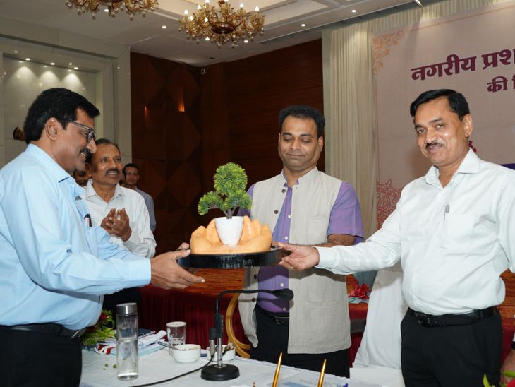 नगरीय प्रशासन आयुक्त संकेत भोंडवे का दौरा:  शहरी योजनाओं की समीक्षा, नवाचारों पर जोर, निगम आयुक्त रहे साथ – Chhindwara News