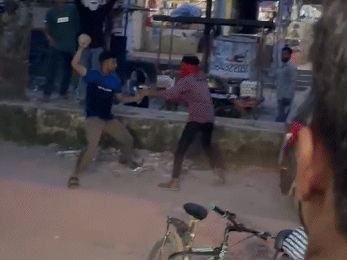 ग्वालियर में बीच बाजार मारपीट और फायरिंग:  छह नकाबपोश ने दो युवकों को घेरकर लात-घूसों से पीटा,पुलिस ने शुरू की तलाश – Gwalior News