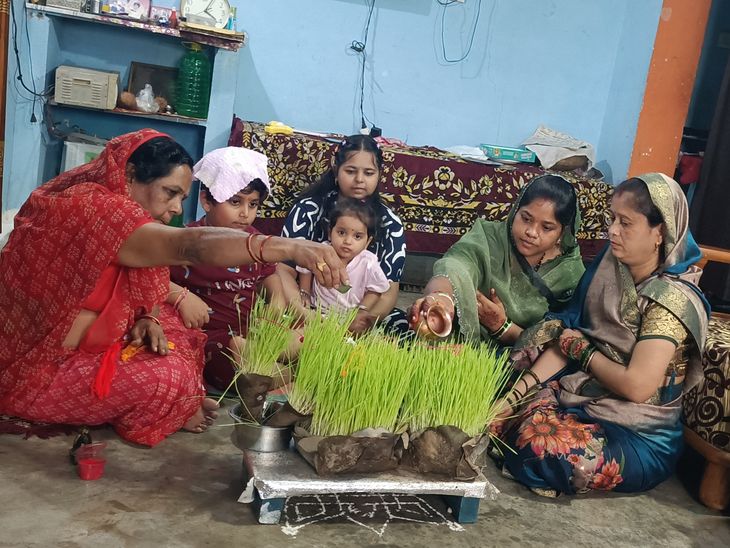 सिवनी में भुजरिया पर्व पर महिलाओं ने कजली गीत गाये:  सुख-समृद्धि की कामना कर विसर्जन किया, एक-दूसरे को दीं शुभकामनाएं – Seoni News