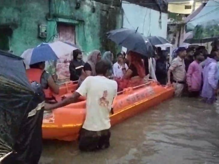 दमोह की सुभाष कॉलोनी में 4 फीट भरा पानी:  नाव से किया गया रेस्क्यू, कलेक्टर बोले-अतिक्रमण की वजह से नहीं निकलता बारिश का पानी – Damoh News