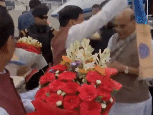 Rajnath Singh MP Raisen Visit LIVE Updates; Mohan Yadav | Rail Coach Factory | रक्षा मंत्री राजनाथ ने हाथ हिलाकर किया लोगों का अभिवादन: रायसेन में 1800 करोड़ की रेल कोच फैक्ट्री का भूमिपूजन शुरू; 5 हजार से ज्यादा रोजगार मिलेंगे – Raisen News