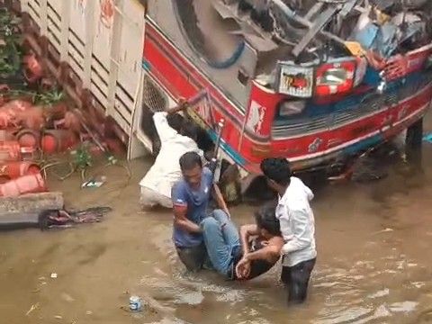 A truck loaded with gas cylinders fell into a culvert, four injured
