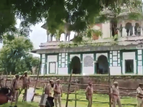 UP Fatehpur Maqbara Mandir Controversy; Hindu Muslim | Stone Pelting | फतेहपुर में मकबरे पर भगवा झंडा लगाने पर बवाल-पथराव: हिंदू संगठनों का मंदिर होने का दावा; पुलिस ने खदेड़ा – Fatehpur News